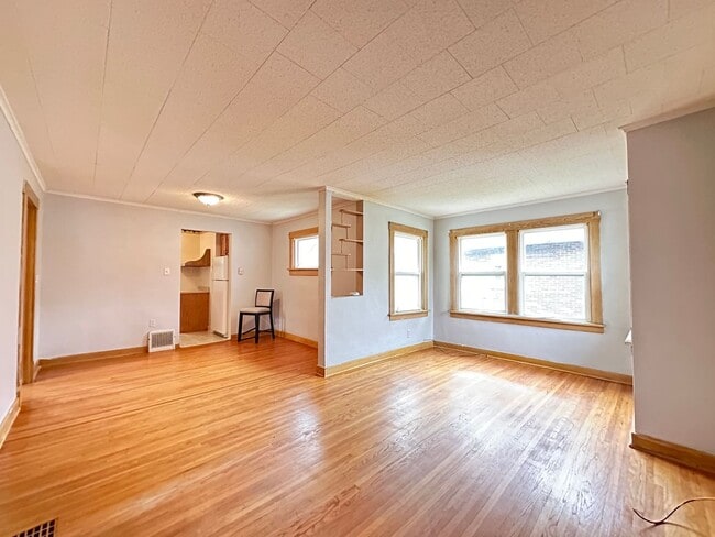 Building Photo - Beautiful 2 bedroom house with garage $925