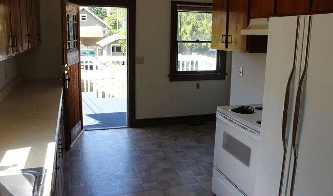 Building Photo - 6 bedroom, 2 Bath Home Available in August!