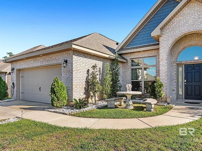 Building Photo - 335 Thornhill Cir