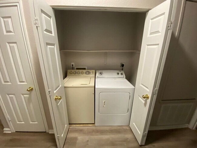 Building Photo - 3/2 Single Story ~ Conveniently located to...