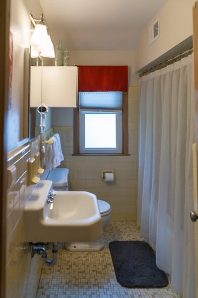 Building Photo - 2021 N 69th St