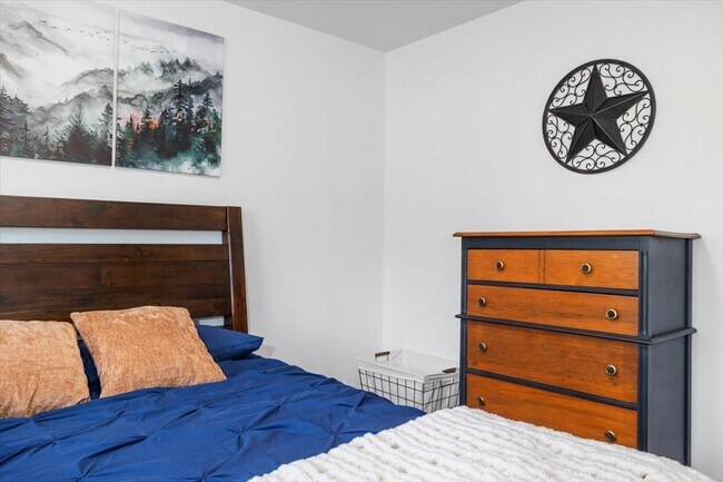 Building Photo - 1305 9th St W