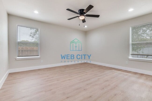 Building Photo - 2546 Kathleen Ave