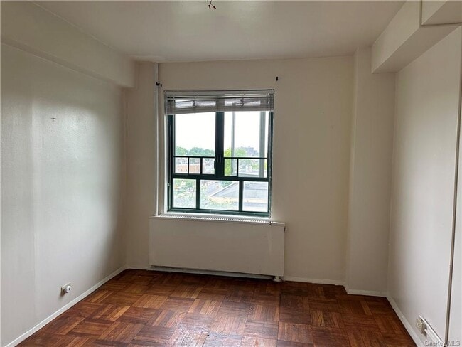 Building Photo - 2200 E Tremont Ave