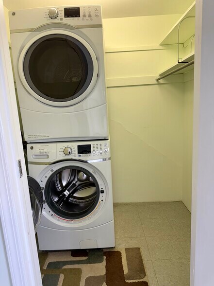 Front load washer/dryer walk-in closet Master Bedroom - 435 Harborside Dr W