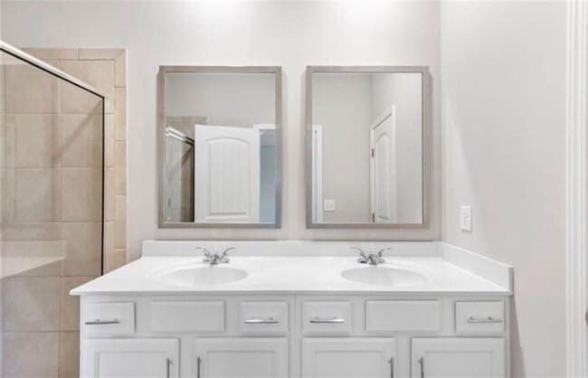 Building Photo - 717 St James Pl