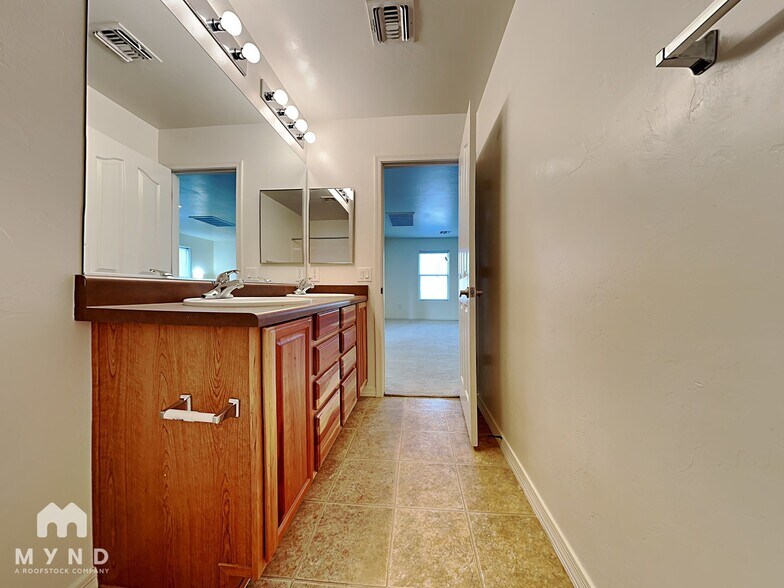 Building Photo - 7056 S GREENEYES Ln