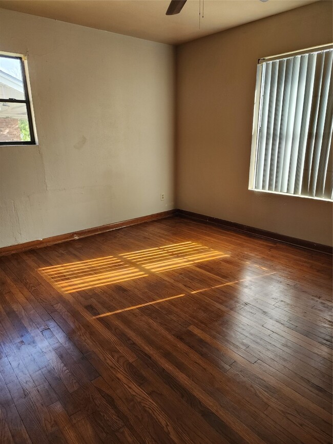 Building Photo - 2413 Huntington Dr