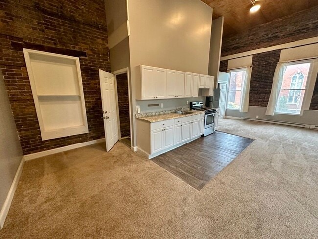 Building Photo - 374 3rd St