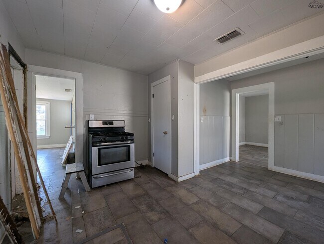 Building Photo - 1706 McGregor Ave