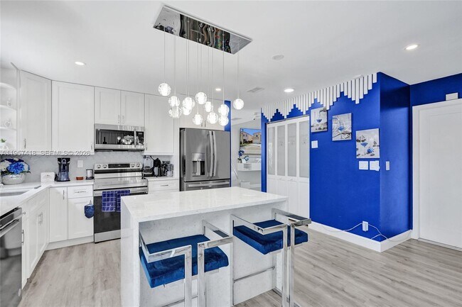 Building Photo - 2001 Barcelona Terrace