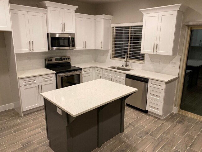 Building Photo - Wonderful 3 Bedroom Townhome. Water, sewer and garbage included.