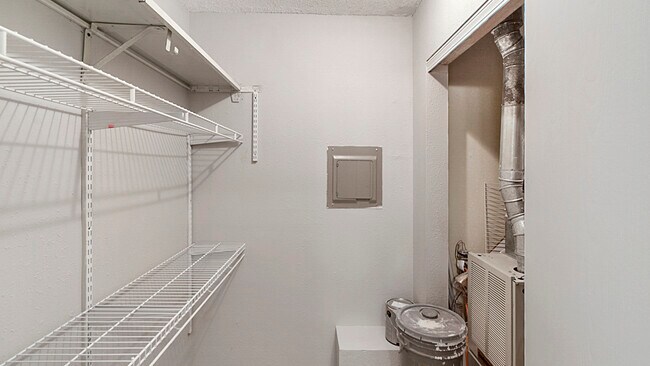 Building Photo - 1613 Lyndhurst Dr