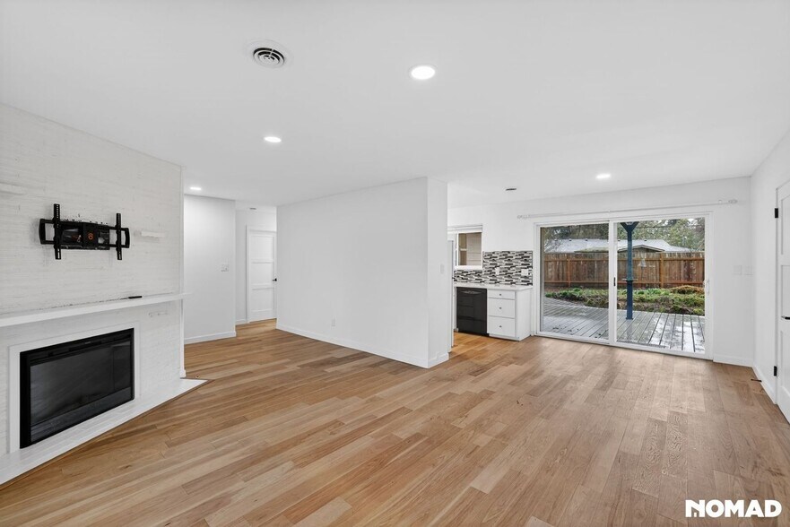 Building Photo - 375 SW Devon Ln