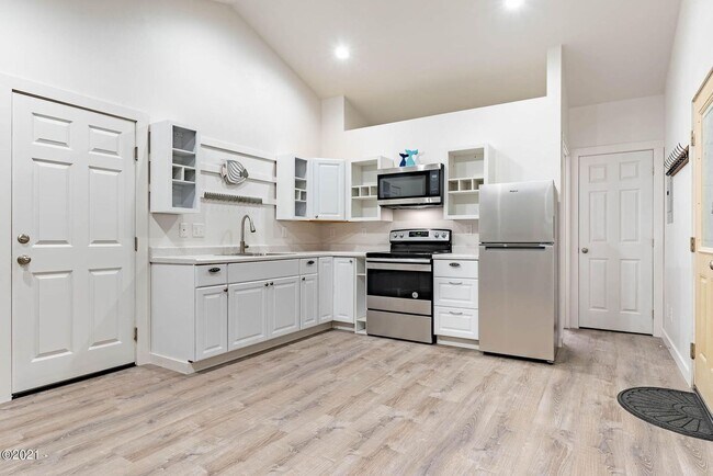 Building Photo - 1051/A/