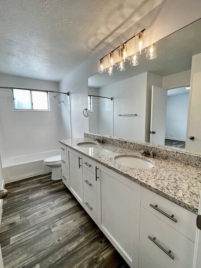 Building Photo - Beautiful remodeled 5 bed 2 bath home