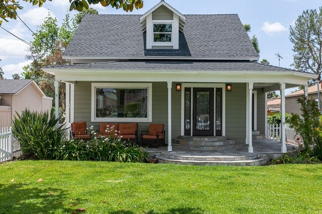 Building Photo - AVAILABLE NOW: Beautifully Remodeled Historic Victorian – 3 Bed / 3 Bath