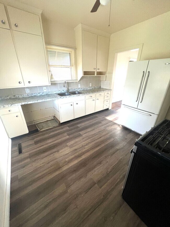 Building Photo - 4 Bedroom 2 Bath Single Family Home