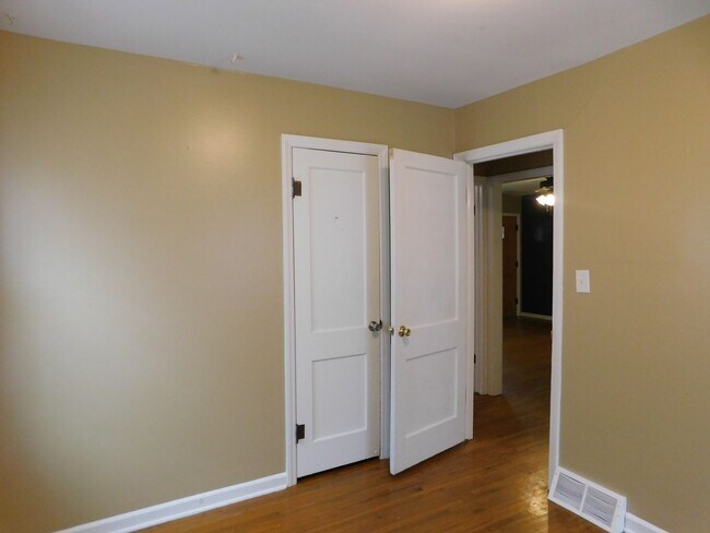 Building Photo - Beautifully remodeled 3 bedroom/1 bath hom...