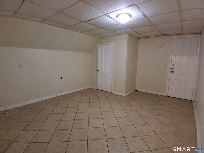 Building Photo - 135 Sherwood Ave