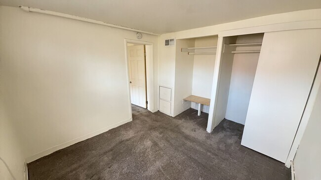 Building Photo - Beautiful Two bedroom , Holladay; 800 sq ft; New Flooring