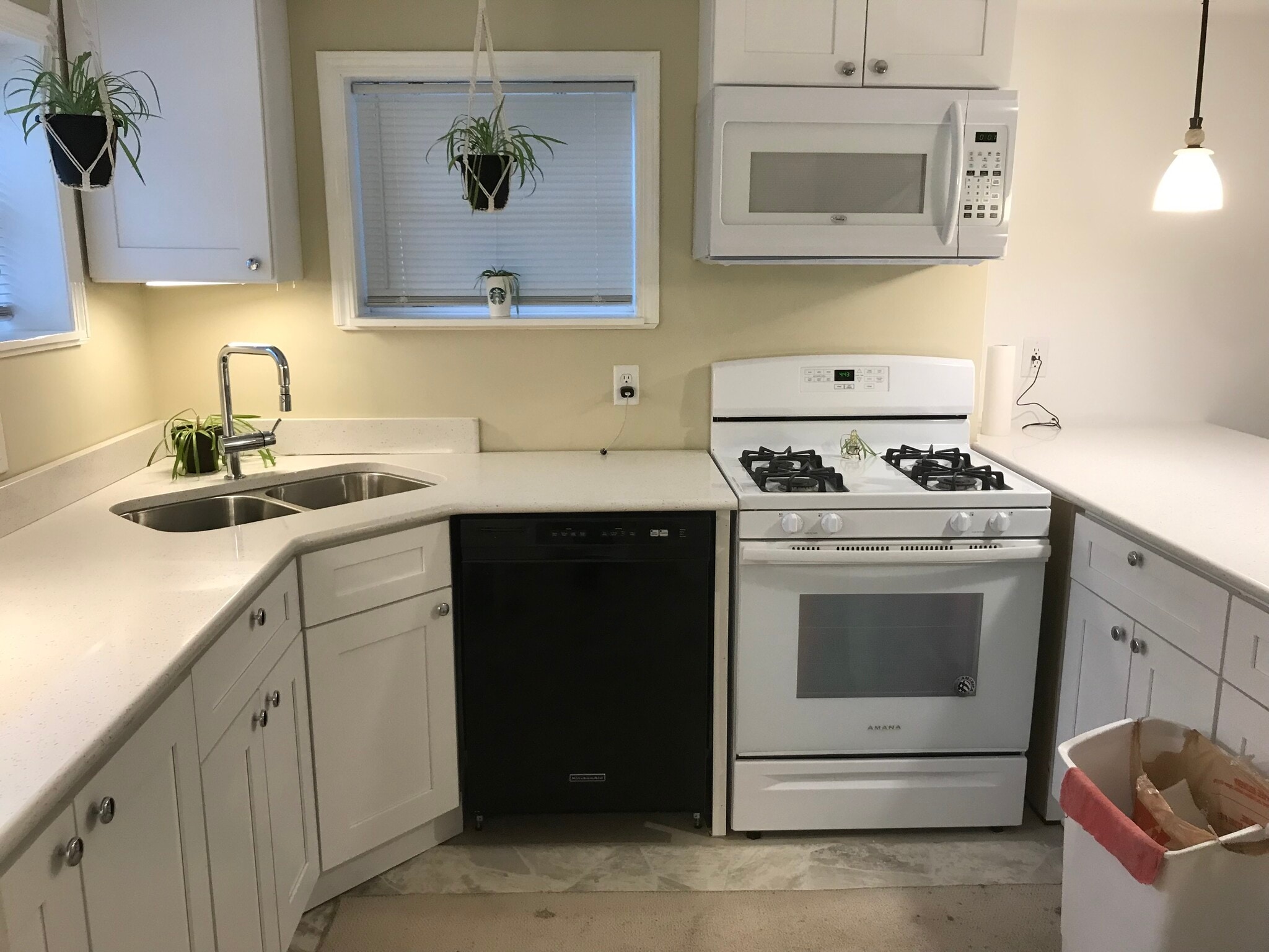 Building Photo - 5335 W Sunnyside Ave