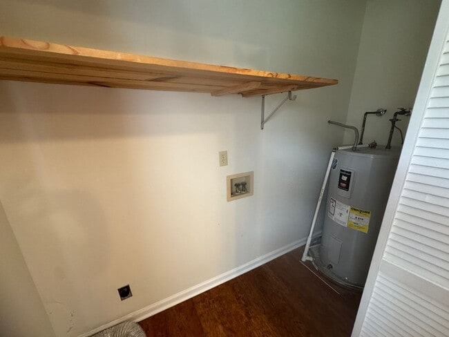 Building Photo - FOR LEASE- 2 BEDROOM DUPLEX MINUTES FROM 840!
