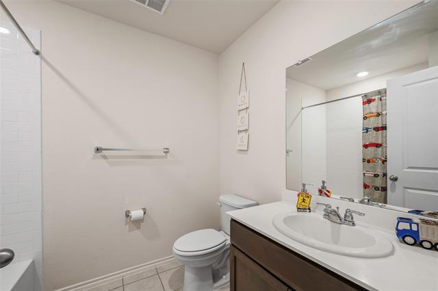 Building Photo - 901 Euston St