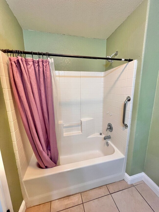 Building Photo - Charming 4 Bedroom, 2 Bath Home in a Quiet...