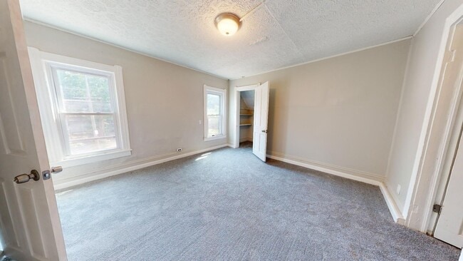 Building Photo - Huge 4 Bedroom Single Family House - almost 1500 SQ FT!