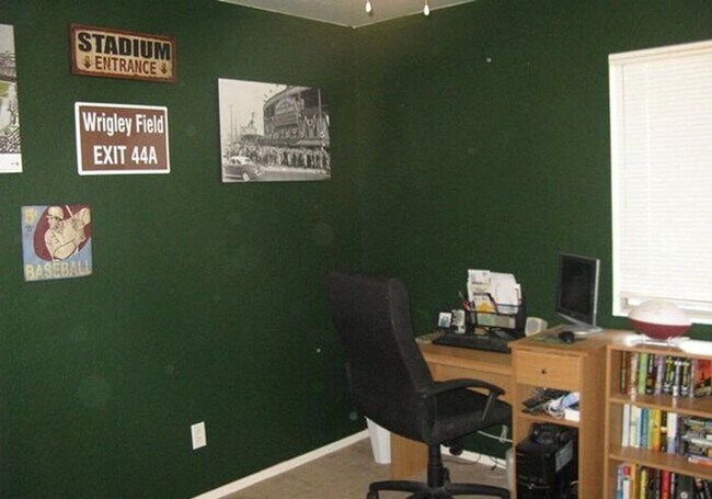 Building Photo - 4 Bedroom, 2 Bath Available NOW!!