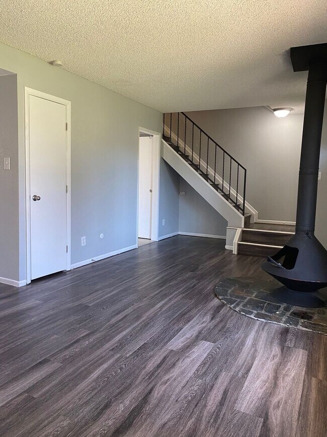 Building Photo - Amazing 3 Bed / 2.5 Bath Townhome in 1st V...