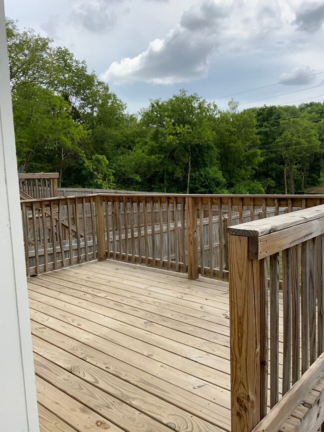 Building Photo - charming 3 bedroom, 3 bathroom home locate...