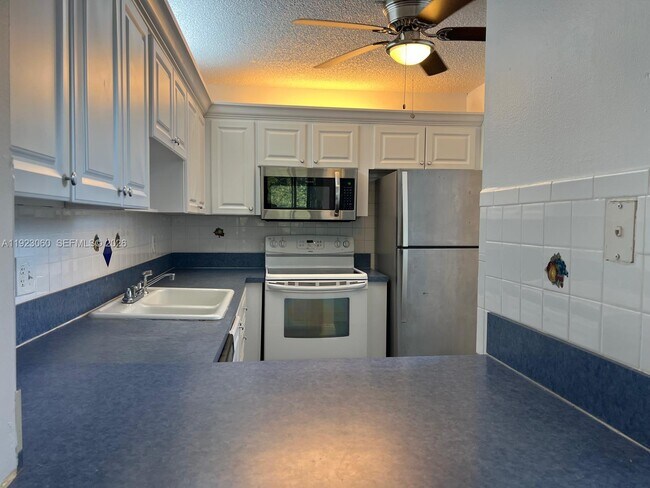 Building Photo - 9441 Evergreen Pl