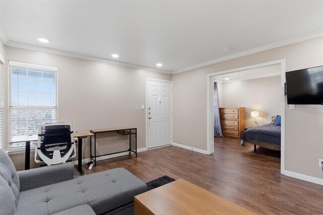 Building Photo - 7685 Northcross Dr