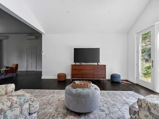 Building Photo - 1 Month Free | Luxury 3BR Home in Prospect Hill