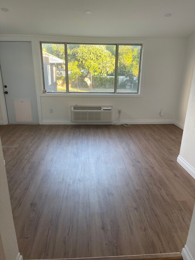 Building Photo - 826 E Elmwood Ave