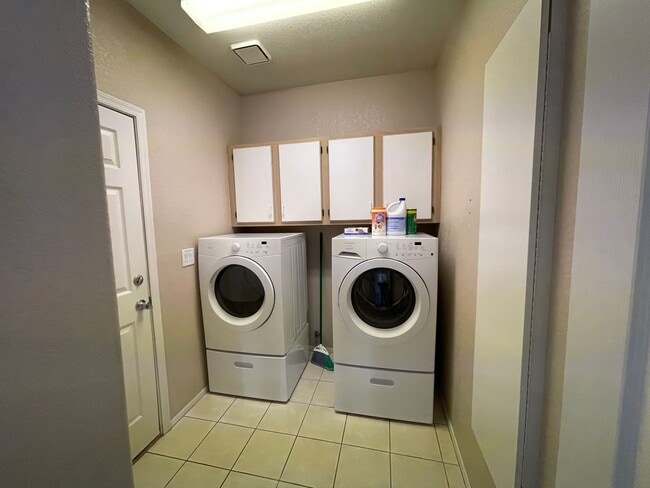 Building Photo - Home in Residential Estates Golf Course Neighborhood for rent!