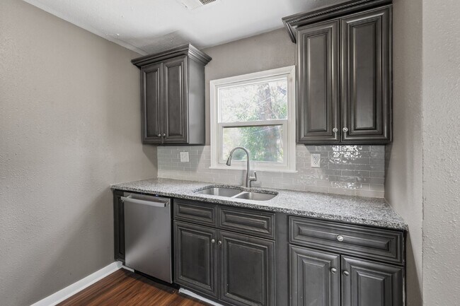 Building Photo - Welcome home to this cozy and fully updated 3-bedroom, 1-bath rental in Kansas City, KS!  1st mon...