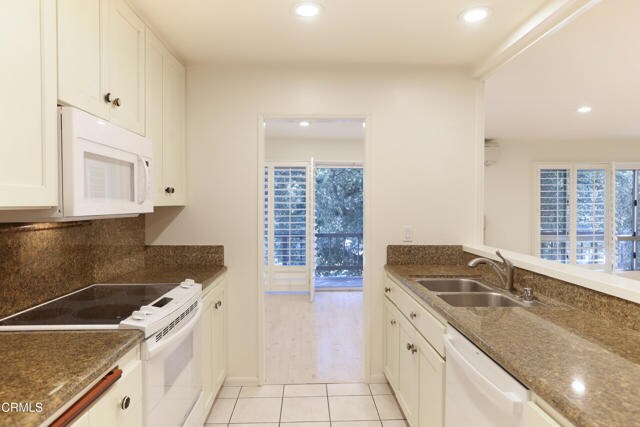 Building Photo - 1127 E Del Mar Blvd