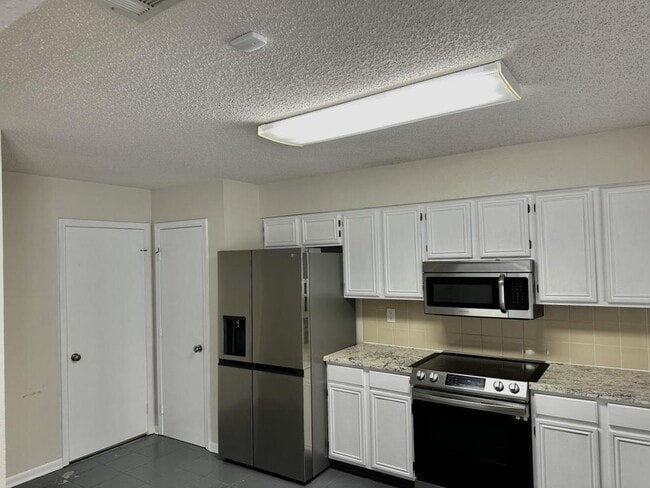 Building Photo - 527 Queen Anne Dr
