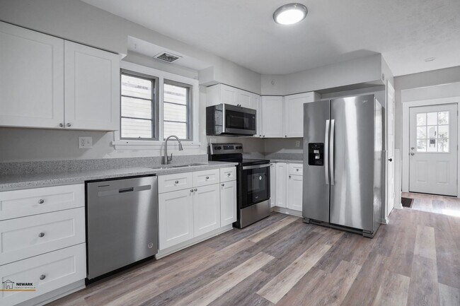 Building Photo - Spacious 3 Bed, 2 Bath in Newark - Move-In...