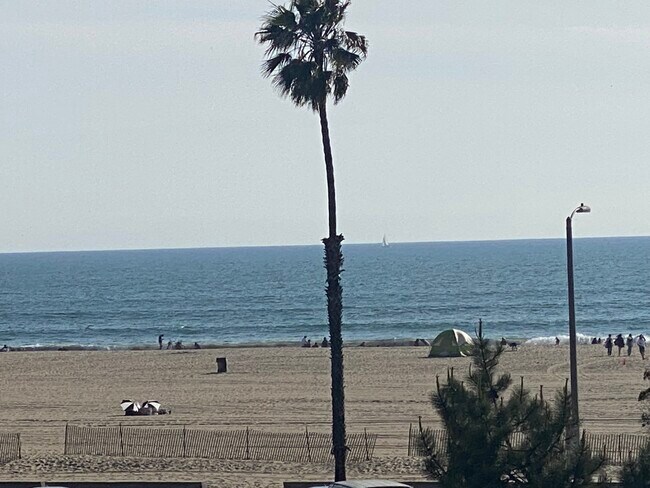 Beach- 2 blocks- surf spot - 1926 3rd St