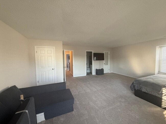 Building Photo - BeautifullyTownhome in Sought-After Indian Lakes * Ask Abut Our Zero Deposit*