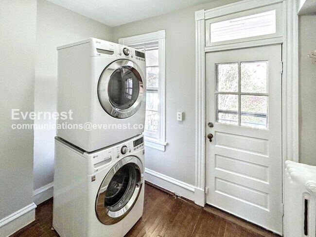 Building Photo - 2708 W Grace St