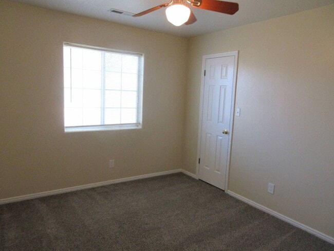 Building Photo - 3 bed, 2 bath Twin Home