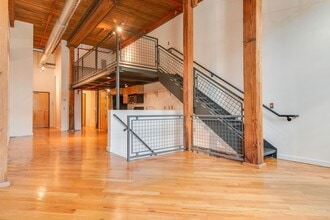 Building Photo - Expansive Historic Loft in the Heart of Germantown