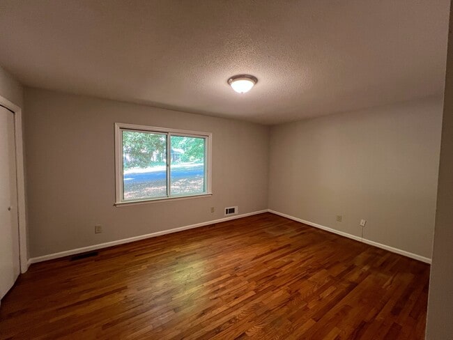 Building Photo - 150 Chinquapin Way