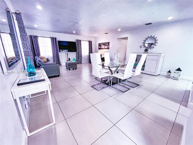 Building Photo - 4420 NW 30th Ct