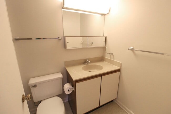 Building Photo - Stunning 2-Bedroom Condo for Rent on Blue ...